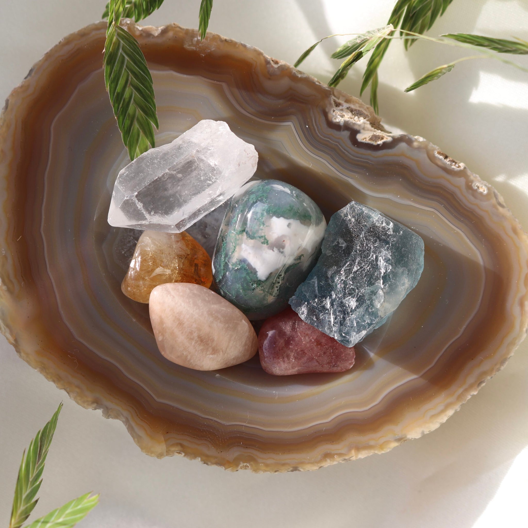 agaat schaal met edelstenen bruin