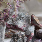 roze toermalijn in albiet ruw