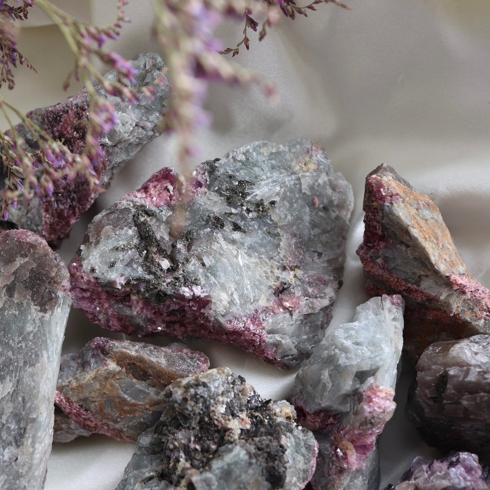 roze toermalijn in albiet ruw