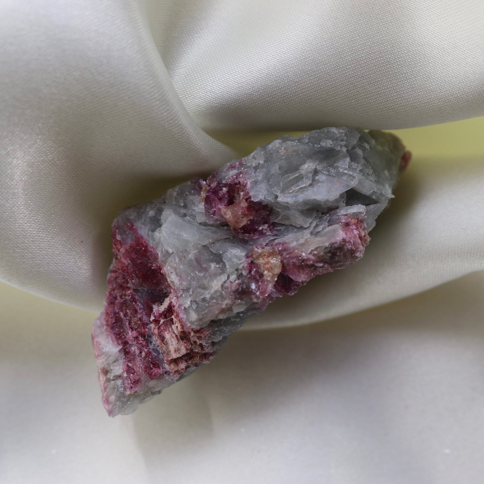 roze toermalijn in albiet ruw enkel