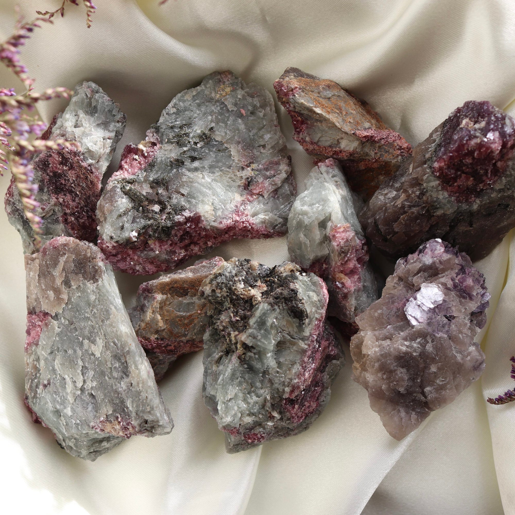 roze toermalijn in albiet ruw