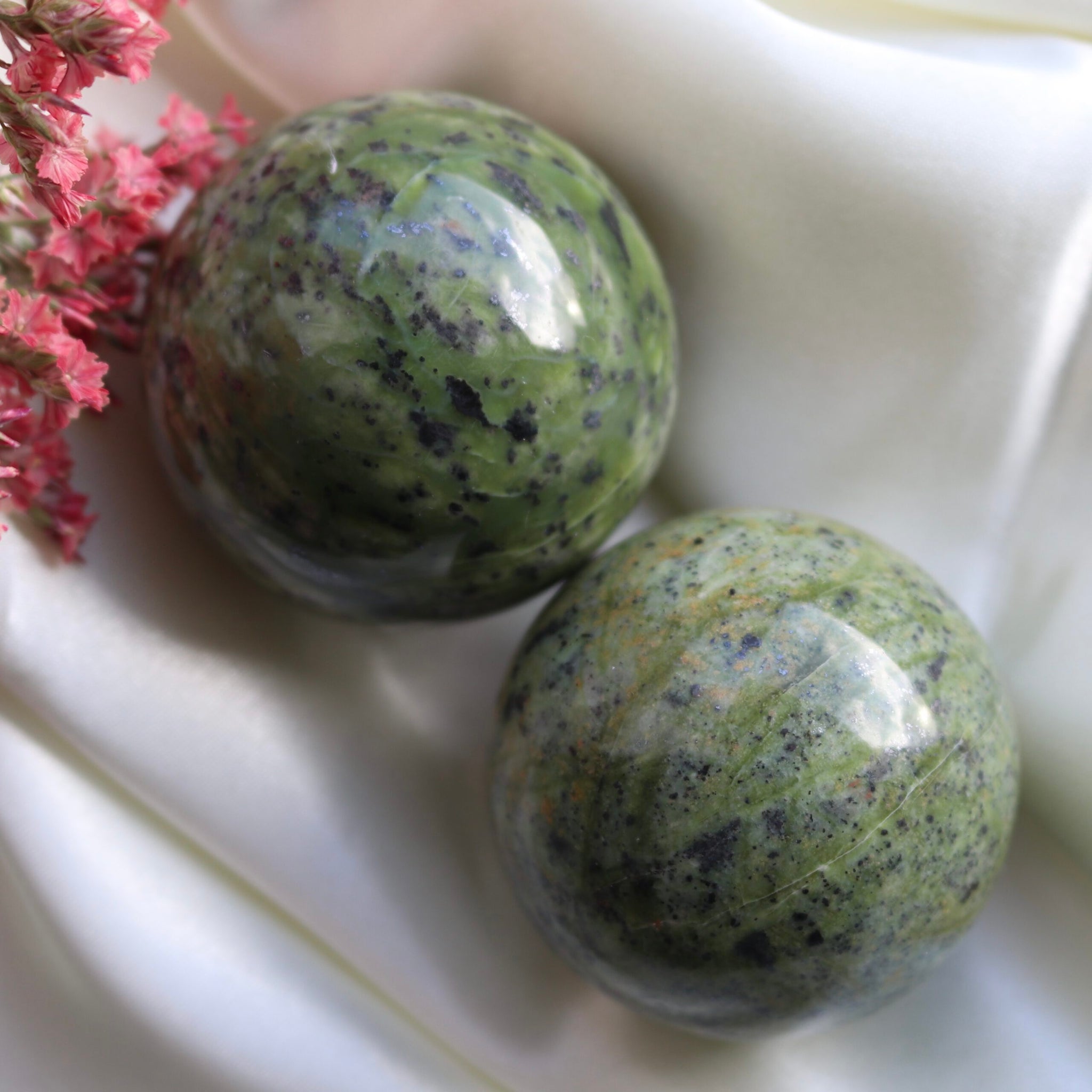 Groene serpentijn bol boevnaanzicht