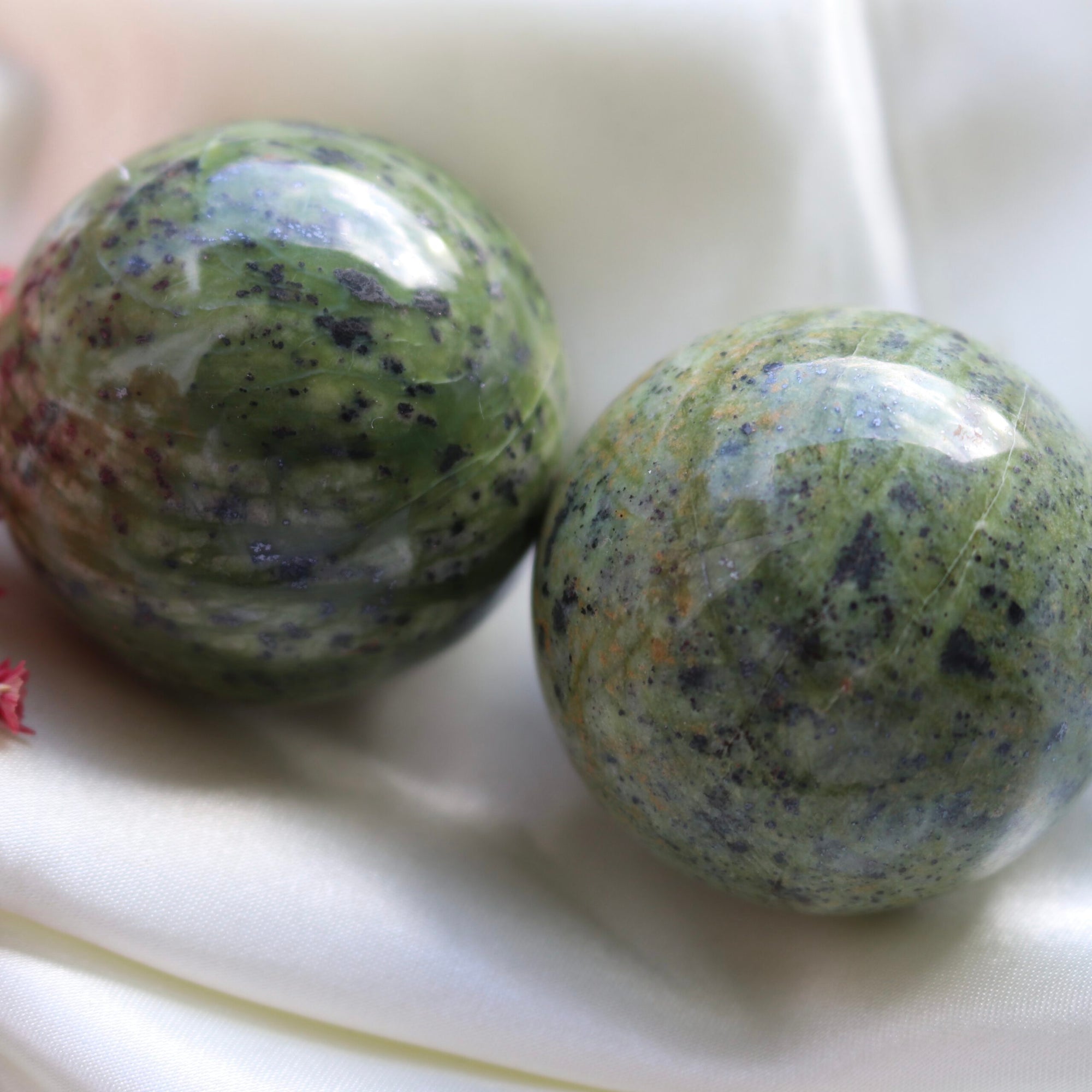 Groene serpentijn bol boevnaanzicht